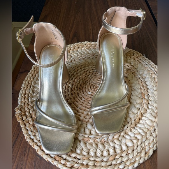 BCBGeneration Patricia Gold Strappy Heeled Sandal Chunky Heel Size 6 Summer - Picture 9 of 9
